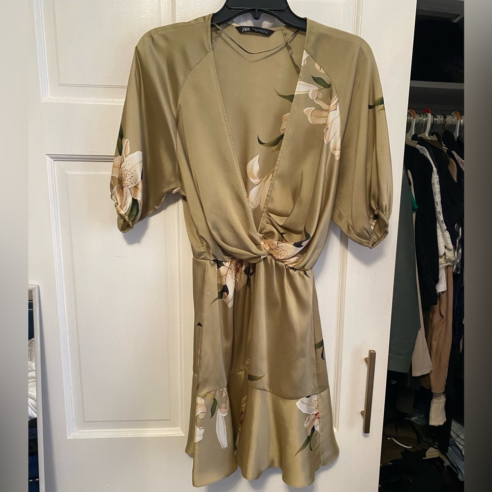 Zara women’s size XS green silky floral dress